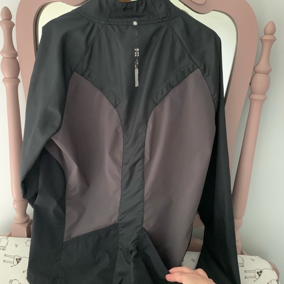 Under armour lightweight running jacket size SM - Picture 2 of 2